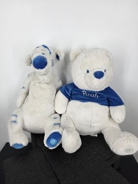 Disney Store 18" Winter White Pooh & Tigger Plush Set Blue Monochrome Large Rare